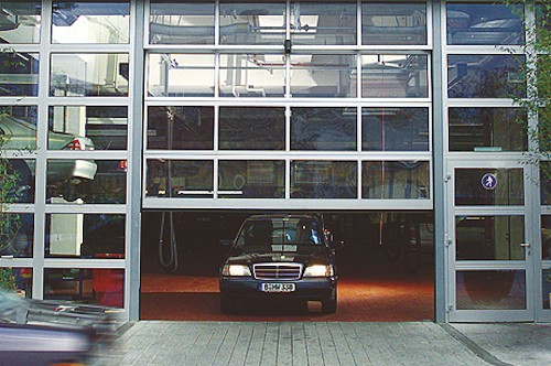 Brama segmentowa do salonu samochodowego (66 kB)
